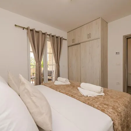 וילה Luxury Vid1 With Heated Pool, Jacuzzi And Sauna 01 - By Ta Leut Agency *